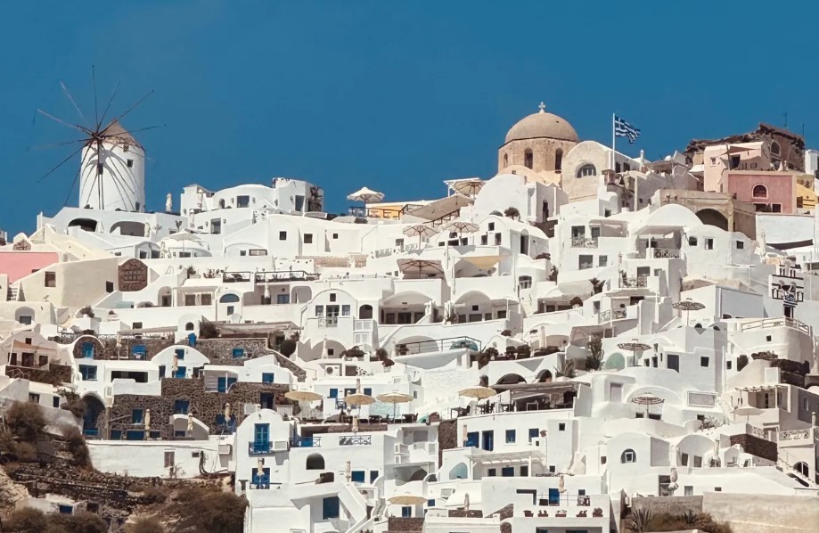 H Emma Clarke συντάκτρια του Conde Nast Traveller βρήκε το κόλπο να .. αποφεύγει το συνωστισμό των κρουαζιερόπλοιων στη Σαντορίνη