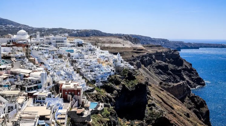 Σε ισχύ τα νέα μέτρα της Πολιτικής Προστασίας – Τι προβλέπει η νέα ΚΥΑ για τη Σαντορίνη