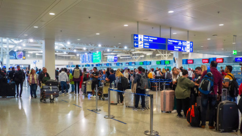 Πτώση στις διεθνείς αφίξεις για Αθήνα - Σαντορίνη τον Αύγουστο