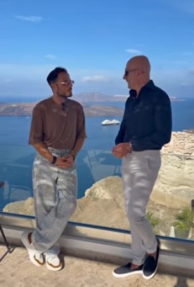 Ο Γρηγόρης Λέων εκτός «γραφείου»: Από τα δύσκολα του επαγγέλματος, στο ηλιοβασίλεμα της καλντέρας 