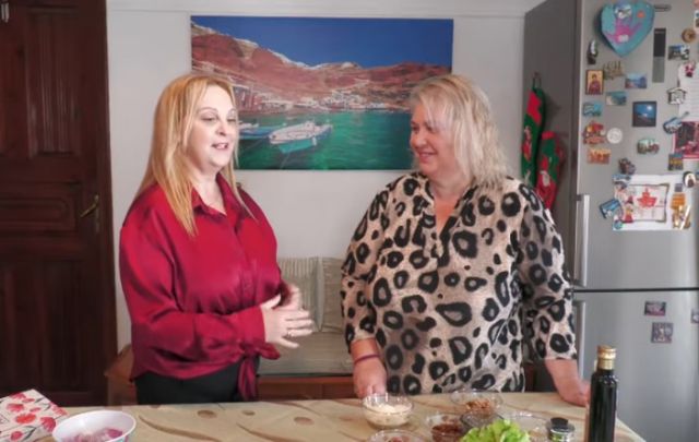 Γιορτινή τηγανιά και πολύχρωμη σαλάτα μαγείρεψε η κ. Ρένα Φύτρου για τη Μαρία Πρασίνου