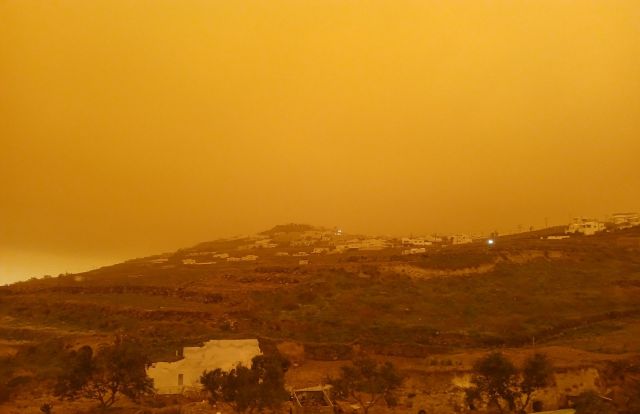 Επίθεση αφρικάνικης σκόνης δέχθηκαν οι Κυκλάδες που κοκκίνησαν την Πρωταπριλιά! 