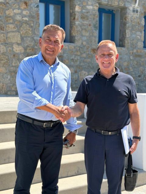 Στη Μύκονο ο Γιάννης Βρούτσης: Θρησκευτικές εκδηλώσεις και ανακοινώσεις για τα αθλητικά έργα του νησιού
