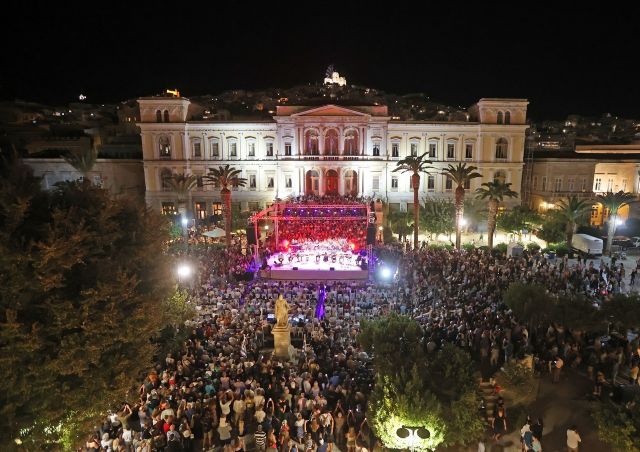 Ιστορική συναυλία του Γιώργου Νταλάρα στα 200 χρόνια της Ερμούπολης