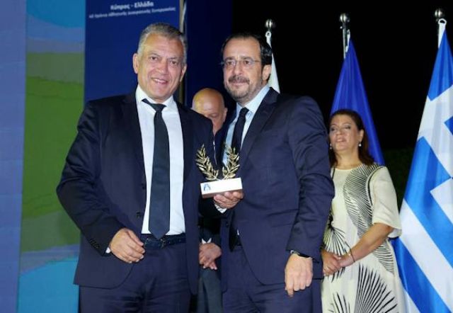 Στον Γιάννη Βρούτση απένειμε το Αριστείο του Κυπριακού Οργανισμού Αθλητισμού ο πρόεδρος της Κυπριακής Δημοκρατίας, Νίκος Χριστοδουλίδης
